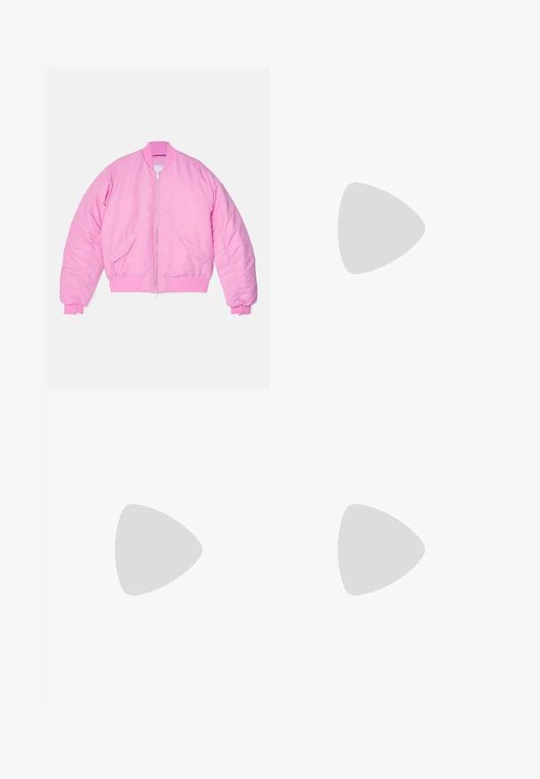 Won Hundred REYKJAVIK - Giubbotto Bomber - fuchsia pink; T-shirt in cotone nero con collo rotondo e maniche corte. Presenta un piccolo logo blu sul lato sinistro del petto. Design semplice e dritto.; Pantaloni neri a pieghe con un design dritto e gamba larga. Realizzati in tessuto morbido, con chiusura a bottone e passanti per cintura.; Sneaker in suede nero con suola in gomma bianca, caratterizzato da cuciture tonali e design con lacci. Texture liscia con una forma moderna e aerodinamica.