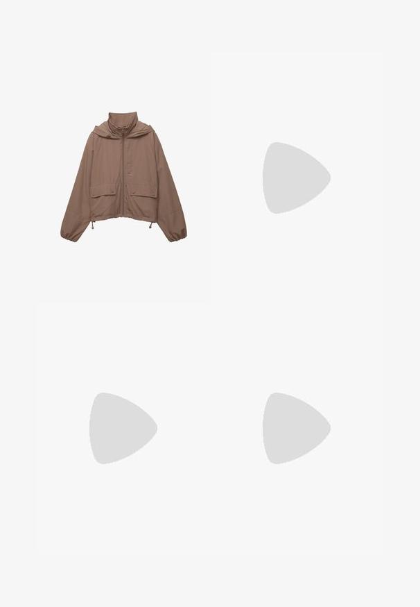 Ľahký skrátený kabátik v taupe farbe s vysokým golierom, predným zipsom, dvoma gombíkovými vreckami a nastaviteľným spodným lemom a manžetami.; Biely priliehavý top vyrobený z priečkovanej tkaniny s krátkymi rukávmi a nariasenými detailmi po stranách pre textúru a tvar.; Biele široké nohavice vyrobené z ľahkej tkaniny. Obsahujú elastický pás so sťahovacou šnúrkou a bočné vrecká. Hladká textúra.; Svetloružové semišové tenisky s bielymi pruhmi a šnúrkami, s textúrovaným jazykom a gumenou podrážkou, umiestnené na modrom koberci.