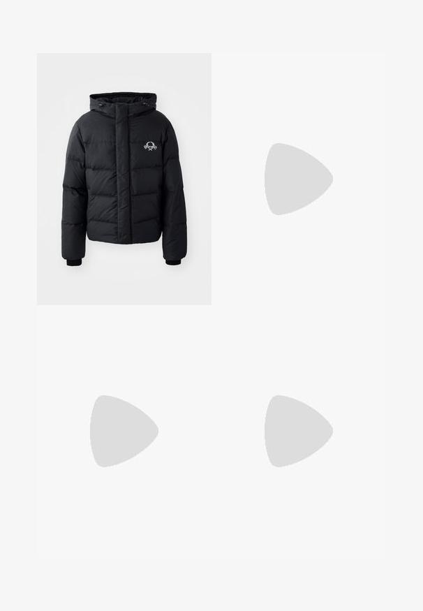 Sort pufferjakke med hætte, med et quiltet design, elastiske manchetter og et brystlogo. Lavet af et glat, vandafvisende materiale.; Sort bomulds t-shirt med fed hvid "MOSCHINO" tekst på forsiden; rund hals og korte ærmer. Simpelt design, klassisk pasform.; Sorte skræddersyede bukser med vidde i benene, der har en glat tekstur og skarpe folder, lavet af et vævet stof.; Grå atletiksko med et net- og syntetisk ydre, der har buede linjer, udsparinger og en struktureret sål. Snørebånd og diskret branding inkluderet.