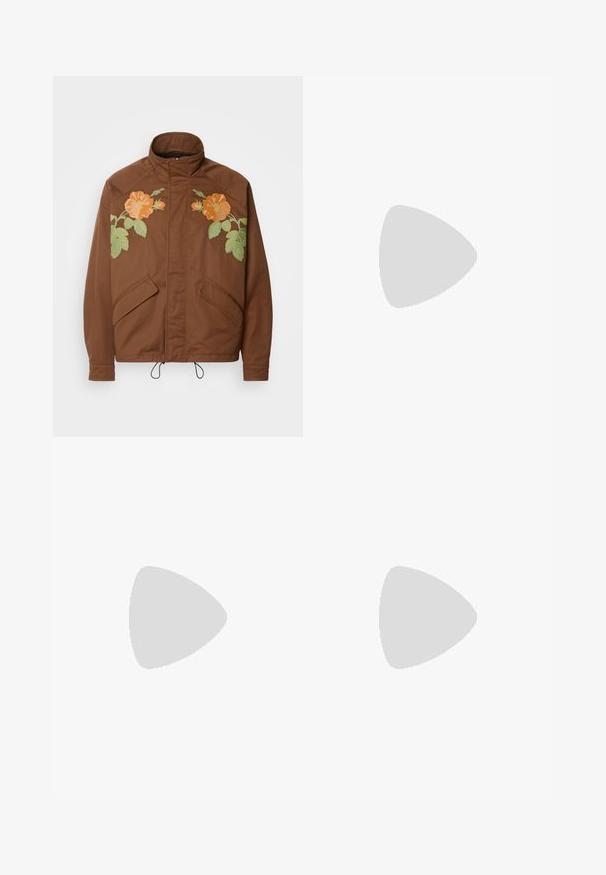 HUGO BREY - Giacca leggera - medium brown; Maglietta nera a maniche corte realizzata in un morbido misto cotone, con scollatura a girocollo e un design minimalista senza motivi o dettagli.; Pantaloni jogger neri realizzati in tessuto liscio. Presentano una vita elasticizzata con stringa, gambe affusolate e senza tasche visibili. Design semplice.; Sneakers in pelle nera con una texture liscia, suola in gomma beige, design con lacci e un accento del tacco in contrasto.