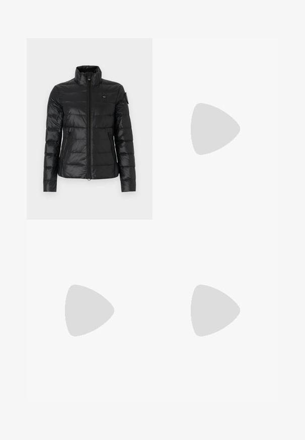 Musta puffjaket kõrge kraega, lukkude sulgemisega, tikandiga disainiga ja küljetaskutega. Rindkere ja ühe käe peal on logo.; Mustern musta t-särk musta puuvillast, klassikalise ümmarguse kaeluse, lühikeste varrukatega ja väikese valge broderitud "ck" logoga rinnal.; Valged laiad püksid, mis on valmistatud kergetest materjalidest, omades siledat tekstuuri, puhtaid jooni ja kõrget vöökohta.; Mustad mustad madalate tossud, mis on valmistatud siledast materjalist, paksete paeltega, kareda tallaga ning väikese logoga küljel ja keelega.