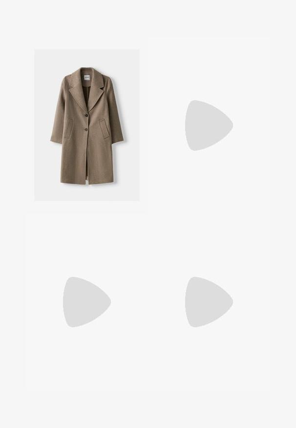 Bershka SOFT - Klasičan kaput - sand; Bijela bluzica kratkih rukava s preklopnim dizajnom, koja ima suptilno drapiranje na rubu i glatku, mekanu teksturu. Oznaka glasi "ANNA FIELD."; Suknja do koljena od lagane tkanine s abstract uzorkom u bež, smeđoj i zelenoj boji. Ima uski pojas i lepršavi kroj.; Roza zamšena sandala na visokom petu s blok petom, otvorenim vrhom i remenom oko gležnja s detaljem zlatne kopče. Ravna prednja traka.; Smeđa torba od umjetne kože s zakrivljenim oblikom, minimalnim šavovima i zlatnim metalnim detaljima. Ima zatvaranje na gornjoj strani sa patentnim zatvaračem i podesivu naramenicu.