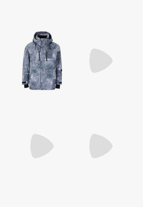 Miesten lumipuku siniharmaassa värissä, jossa on pilvimäinen kuvio. Takissa on huppu, kaksi etutaskua vetoketjulla ja mustia yksityiskohtia.; Kolme valkoista ribbitekstiilistä toppia, jotka on valmistettu puuvillasta. Ominaisuuksiin kuuluu pyöreä pääntie ja pieni musta etiketti helman lähellä. Saatavilla useissa kooissa.; Harmaat Nike-juoksuhousut, joissa on kiristysnyöri vyötäröllä, kapeat lahkeet, sivutaskut ja erottuva sauman yksityiskohtaisuus. Pehmeä, tekstuuri kangas.; Harmaa urheilukenkä, jossa on verkko- ja mokkanahkainen yläosa, valkoiset yksityiskohdat, pehmustettu pohja ja erottuva muotoilu heijastavilla elementeillä.