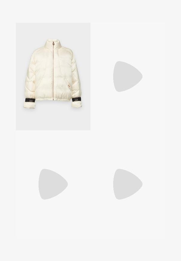 Giacca puffer color crema con colletto alto e zip in oro rosa. Presenta polsini elastici con accenti neri del marchio e una vestibilità cropped.; T-shirt bianco a maniche corte con righe orizzontali blu navy, con logo "Tommy Hilfiger" ricamato sul petto. Design classico con collo a giro.; Gonna bianca plissettata con elastico nero in vita che presenta il logo "LACOSTE". Design di lunghezza media con texture morbida.; Sneaker bianchi in pelle con suola spessa bianca, accento in suede nero sul tallone e logo impresso sul lato. Design con lacci e sei fori per i lacci.; Orecchini a cerchio in argento con una finitura liscia e lucente. Forma arrotondata, design leggero, con chiusura a perno.