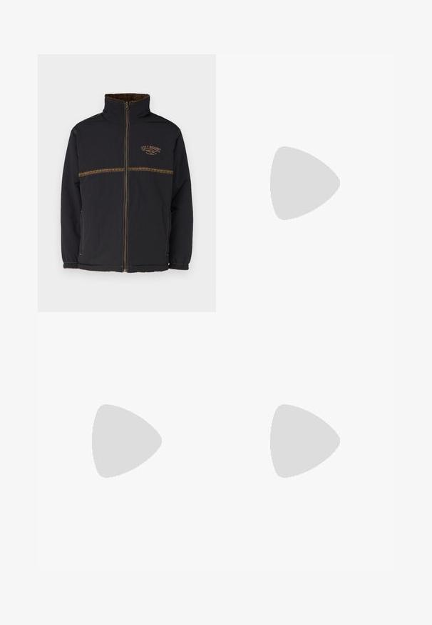 Billabong GNARALOO JACKET - Παρκά - stealth; Λευκό μπλουζάκι με μακριά μανίκια από βαμβάκι. Σχέδιο crew neck με ριμπ μανίκια και μικρό λογότυπο στο αριστερό μανίκι. Λείος υφάνσεις.; Μαύρο τζιν παντελόνι σε ίσια γραμμή με κλασικό σχέδιο πέντε τσεπών, κούμπωμα με κουμπί, ελάχιστη ραφή και μαλακή υφή.; Μαύρα δερμάτινα μοκασίνια με μαλακή υφή, ραμμένες λεπτομέρειες στη βεντάλια και ελαφρώς ανυψωμένη φτέρνα.