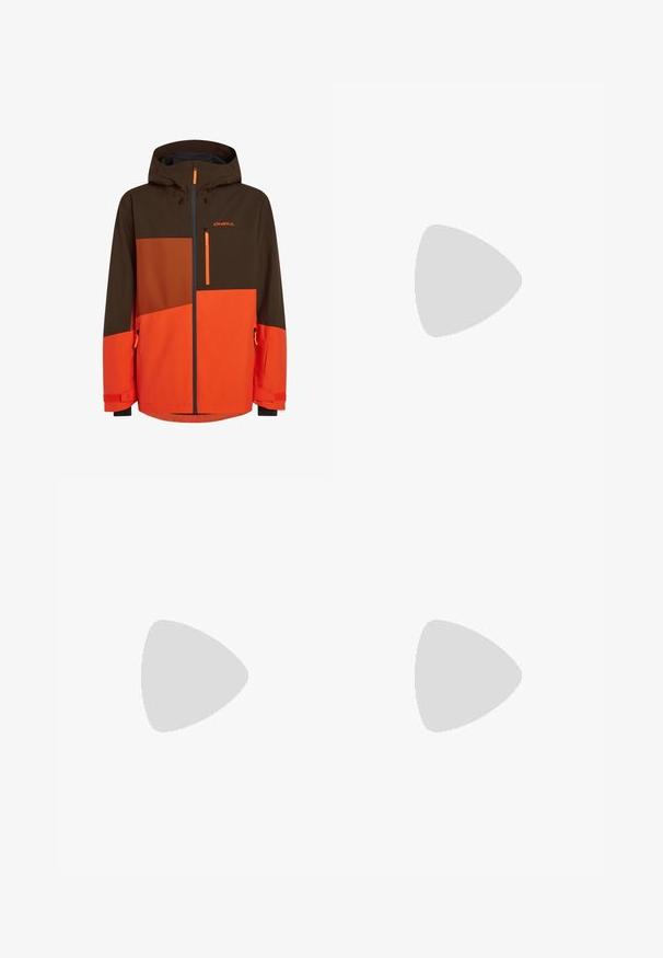 Skijack met een capuchon met een kleurenschema van bruin en oranje, ritszakken en verstelbare manchetten. Gemaakt van duurzaam, weerbestendig materiaal.; Drie witte geribde tanktops van katoen. Kenmerken zijn een ronde hals en kleine zwarte labels nabij de zoom. Verkrijgbaar in meerdere maten.; Grijze Nike-sweatpants met een verstelbare tailleband, taps toelopende benen, zijzakken en opvallende naaddetails. Zachte, gestructureerde stof.; Grijze sportieve schoen met een bovenwerk van mesh en suede, witte accenten, een gevoerde zool en een onderscheidend ontwerp met reflecterende elementen.