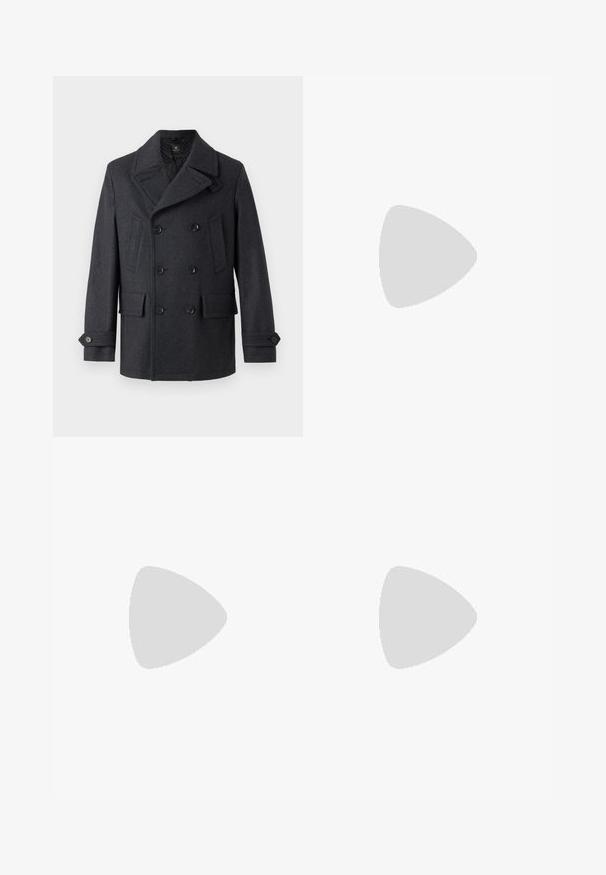 Abrigo de lana de doble botonadura en gris oscuro, con grandes botones negros, amplias solapas y bolsillos laterales, y un forro interior acolchado.; Camisa marrón de manga larga hecha de una tela suave, con cuello redondo y corte recto, sin patrones ni herrajes visibles.; Pantalones de algodón beige con un diseño de pierna recta, cierre frontal con botón y presillas para cinturón. Textura suave, sin patrones ni acentos visibles.; Botas de cuero negro hasta el tobillo con punta redondeada, diseño de cordones y suela de goma resistente. Textura suave con una pestaña en la parte posterior.