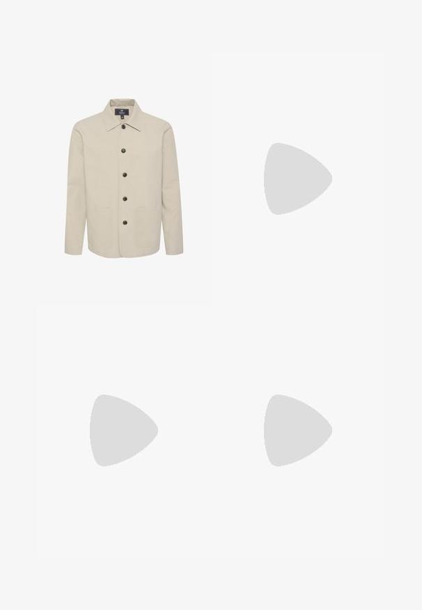 Beige puuvillane jakk, millel on kraega kaelus, nööbiga sulgemine ja kaks esikoti. Sile tekstuur koos pruunide nööpidega.; Valge polo särk, mis on valmistatud puuvillast, klassikalise kraega, kolme nööbiga kinnitusega ja vasakul rinnal taskuga; väike logo helmel.; Khekilõngid, puuvilla segu, sirge jala disain, ees olevad voldid, vööloopid ja nupuga sulg. Sile tekstuur ilma mustriteta.; Valge ja heledat beeži värvi spordijalats, millel on õhuke võrkmaterjal, perforatsioonidega detailid ning tekstuuriga vahetald, millel on brändi logo kannaosas.
