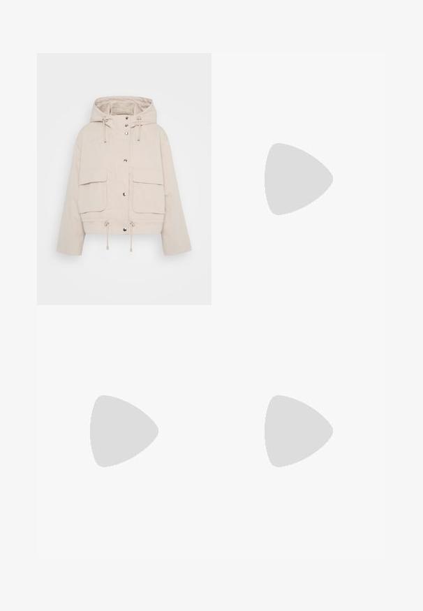 Beige, lühendatud jakk, mis on valmistatud kergest kangast, sisaldab kapuutsi, nööpe ja kahte suurt esikäsi, millel on nöörid allääres.; Must musträtik, lühikesed varrukad, ümar kaelus, vabalt lõigatud, sile tekstuur, lihtne disain, ilma mustrite või aksessuaarideta.; Mustad laiad püksid siledast kangast, millel on lame vöökoht ja küljetaskud, kujundatud minimalistikku esteetikat silmas pidades.; Mustast rihmajalatsid ruudukujulise varba ja madala ploki kontsaga. Omab mitmeid õhukesi rihmasid ja reguleeritavat pahkluu rihma. Valmistatud siledast nahast.