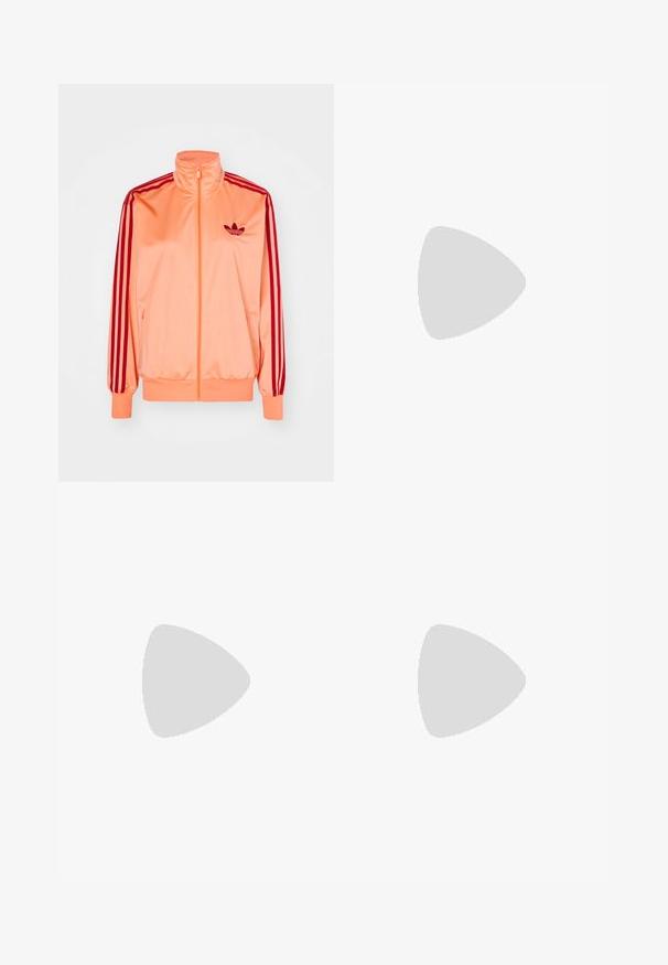 Rosa Satin-Trackjacke mit hohem Kragen, roten drei Streifen-Akzenten an den Ärmeln und einem kleinen schwarzen Logo auf der Brust.; Schwarzes Baumwoll-T-Shirt mit kurzen Ärmeln, das ein großes silbernes und braunes Grafikdesign des Adidas-Logos und der drei Streifen auf der Vorderseite zeigt.; Schwarze Windbreaker-Hose mit elastischem Bund, Kordelzug, weißen seitlichen Streifen, lockerer Passform und einem kleinen Logo auf der linken Seite.; Cremefarbene sportliche Sneakers mit drei beigen Streifen, aus Wildleder und Textilmaterialien, einer strukturierten Sohle und geprägtem Branding an der Ferse.