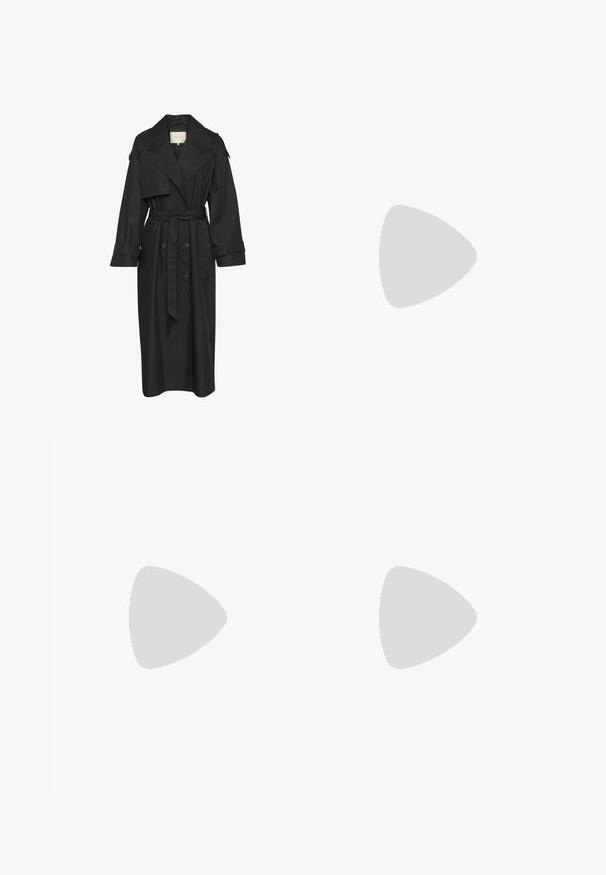 Sort trenchcoat med en dobbeltknappet front, bred krave, belted talje og lange ærmer. Fremstillet af glat, letvægtsstof.; Sort kortærmet crop-top med rund halsudskæring og enkel design lagt fladt på hvid baggrund.; Sorte bukser med lige pasform, der har frontlommer og slidser i kanten. Lavet af blødt, glat stof. Velegnet til forskellige anledninger.; Brune ruskinds højhælede sandal med åben tå, justerbar ankelrem og en stribet plade sål.