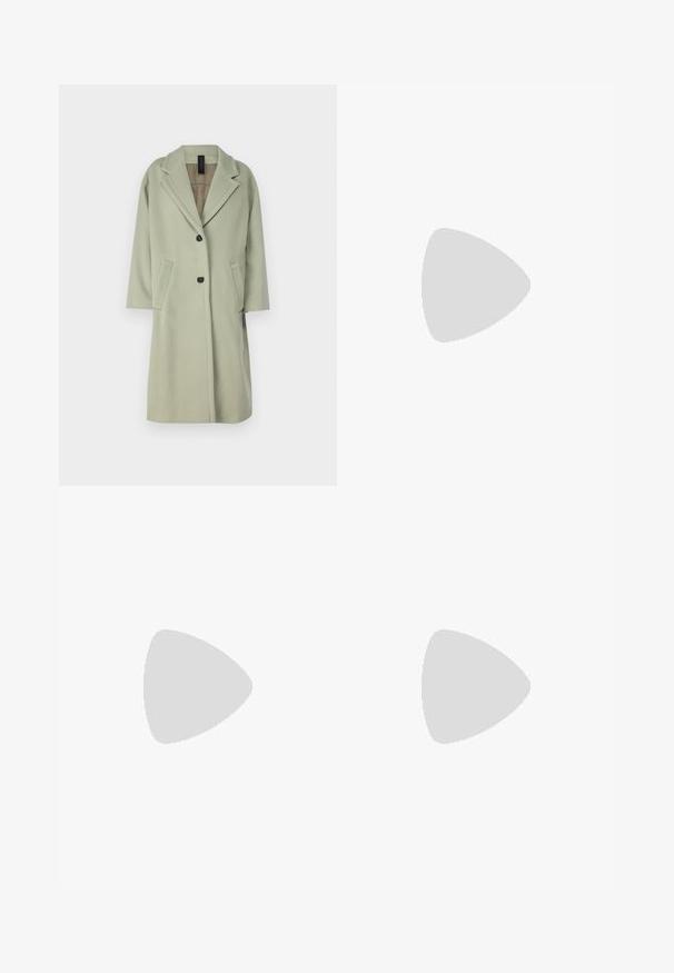 Cappotto in misto lana verde chiaro con rever a punta, maniche tre quarti, due tasche frontali e chiusura con un bottone.; Even&Odd Petite 2 PACK - Top - light grey/black; Jeans skinny neri in denim. Presentano una chiusura frontale con bottone e una tasca con zip in vita. Texture liscia con minima scoloritura.; Dr. Martens MAYBOLE CHELSEA - Stivaletti con plateau - black/cherry red; Orecchini a cerchio in metallo argento con finitura spazzolata, caratterizzati da un design circolare e un gancio trasparente sul retro per una vestibilità sicura.