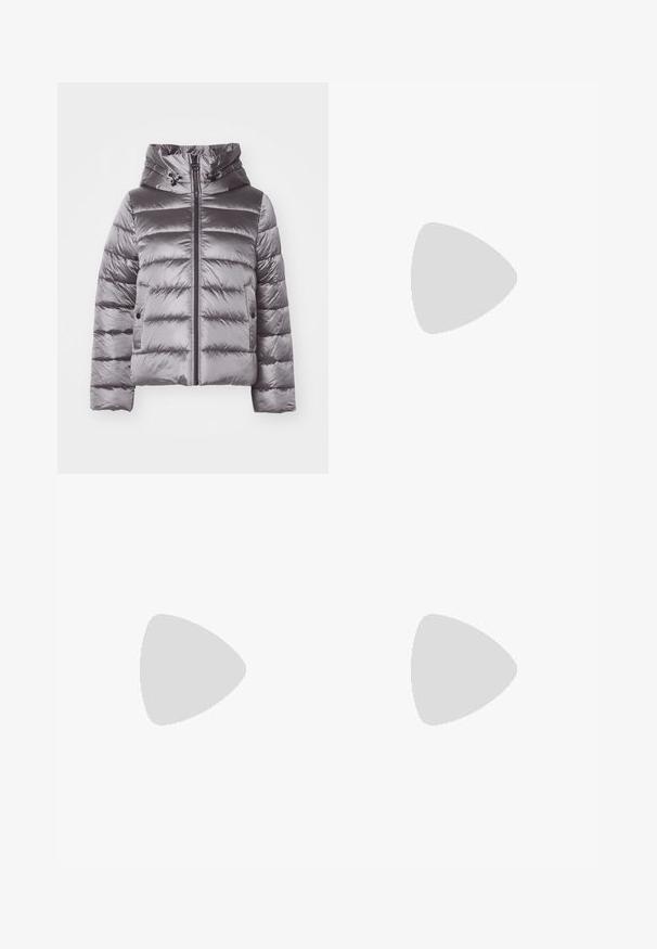 Šedá péřová bunda s kapucí, která má prošívaný design, přední zip a šňůrkové detaily. Vyrobena z lesklého, hladkého materiálu.; Bílé košile s dlouhými rukávy, zapínání na knoflíky, vyrobené z bavlny. Má klasický límec a diskrétní vyšívané logo na hrudi. Hladká textura.; Béžové cargo kalhoty vyrobené z bavlny. Mají velké boční kapsy, zipové otvory na manžetách a uvolněný široký střih.; Světlobéžové kožené mokasíny se střiženým předním dílem a texturovaným černým platformovým podpatkem. Obsahují zakřivený design a mírné zvýšení.