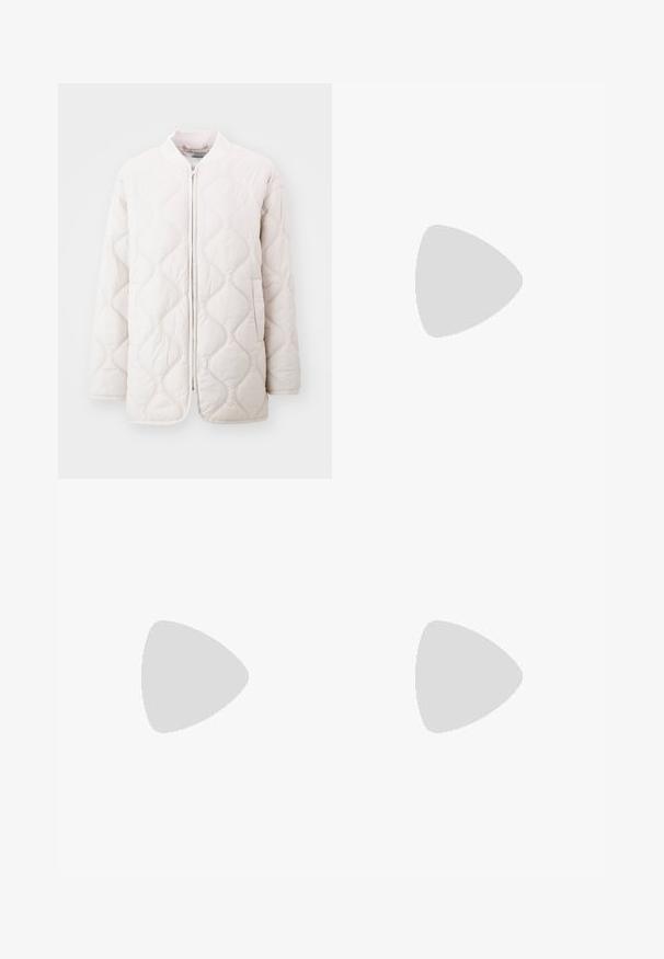 Lett quiltet jakke i myk kremfarge med bølgete sømmer, frontglidelås og sidelommer; avslappet passform og ribbestrikket krage.; Tre lange ermer t-skjorter stablet: svart, grå og hvit. Hver har en rund hals og et kort design med glatt, lett stoff.; Strikket blyantskjørt i en lys beige farge, med ribbestrikket midjebånd, slank passform og sidesplit for bedre bevegelsesfrihet. Myk tekstur, minimalistisk design.; Grå semsket sneakers med hvite lisser, svarte striper og en hvit gummisåle. Har en sirkulær logo på tungen og en gummisåle.