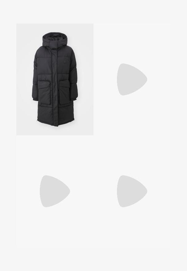 Schwarze Pufferjacke mit Kapuze, ausgestattet mit einem Reißverschluss, zwei Fronttaschen und elastischen Bündchen. Glatte Textur mit gesteppten Abschnitten.; Schwarzes Baumwoll-T-Shirt mit kurzen Ärmeln, das auf der linken Brustseite eine pinkfarbene Grafik von Sonnenbrillen und den Text "Not Your Girl" zeigt.; Schwarze weitgeschnittene Hose aus Baumwolle, mit hoher Taille, großen Seitentaschen und einem taillierten Bund mit silbernen Hardware-Akzenten.; Schwarze Lederloafer mit einer klobigen Plateausohle. Abgerundete Spitze, Nahtdetail auf der Vorderseite und dezente Nähte. Flache, strukturierte Außensohle.