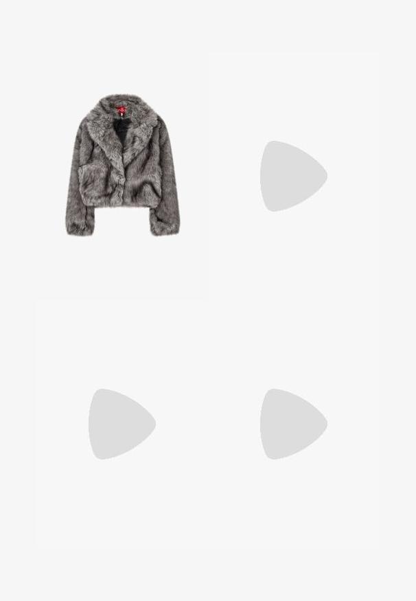 Graue Faux-Fur kurz geschnittene Jacke mit breitem Kragen, langen Ärmeln und zwei Fronttaschen. Weiche Textur mit leichtem Glanz.; Schwarzer, gerippter Rollkragenpullover mit langen Ärmeln, cropped Design und strukturiertem Stoff. Verfügt über einen enganliegenden Kragen und breite Bündchen.; Schwarze Jeans mit geradem Bein, fünf Taschen, Metallknopfverschluss und dezenten Nähten. Glatte Textur.; Bershka High Heel Sandalette - black