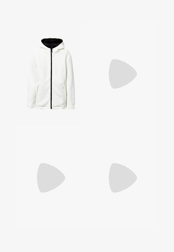 Giacca bianca con cappuccio, caratterizzata da un design testurizzato a coste. Presenta una zip nera, un cappuccio foderato e due tasche laterali.; Maglietta bianca in cotone con maniche corte, scollatura rotonda, vestibilità comoda e senza loghi o motivi visibili. Texture liscia e design minimale.; Jeans a vita alta, dal taglio ampio in denim nero sbiadito. Presentano cinque tasche, passanti per cintura e un design dritto e pulito.; Le sneakers Nike presentano una tomaia in camoscio grigio e pelle bianca con perforazioni, lacci rotondi e una suola in gomma per una migliore aderenza.