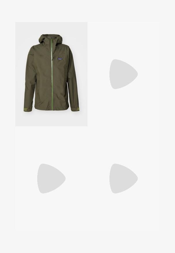 Oliņu zaļš ūdensnecaurlaidīgs džemperis ar priekšējo rāvējslēdzēju, regulējamu kapuci un elastīgām aprocēm. Iezīmējas ar logo uz kreisā krūškurvja un kontrastējošiem zaļiem akcentiem.; Balts kokvilnas T-krekls ar īsām piedurknēm, apaļu kakla izgriezumu un kreisajā krūtī kabatu ar zilu "Patagonia" logotipu. Klasiska piegriezuma ar gludu struktūru.; Beige izņemamās bikses ar gludu tekstūru, kas aprīkotas ar divām sānu kabatām, pogu aizdari un ar iespēju uzrullēt piedurknes, lai nodrošinātu daudzveidību.; Tūrisma apavi olīvzaļā un melnā krāsā ar rozā akcentiem. Iespējas ietver teksturētu virsu, elastīgu zoli, pastiprinātu purngalu un krāsainu šņorējuma sistēmu.