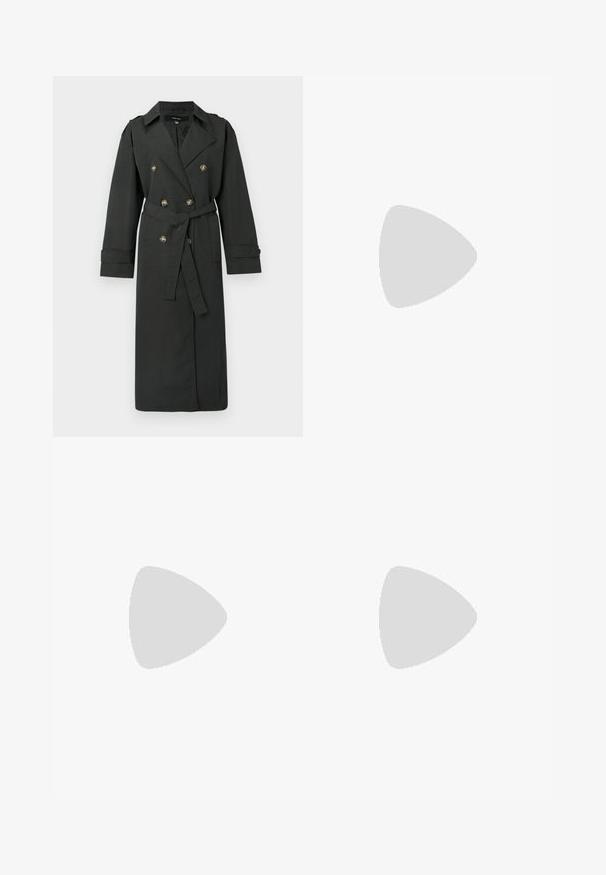 Donkergroene trenchcoat met een dubbelgeknoopt ontwerp, goudkleurige knopen, een riem in de taille en lange mouwen met manchet-detail.; Set van drie korte mouwen t-shirts in zwart, grijs en wit. Gemaakt van katoen, met een ronde hals en een eenvoudig, effen kleurontwerp.; Zwarte rechte broek met een elastische tailleband, een plooi aan de voorkant, zacht materiaal en geen zichtbare patronen of hardwaredetails.; Witte hoge hakken sandaal met een chunky hak, met een bandjesontwerp en enkelband. Gladde textuur met een plateau voor extra hoogte.; Beige handtas gemaakt van zacht materiaal, met een slonzig ontwerp, gestikte details en twee schouderbanden. Geschikt voor dagelijks gebruik.