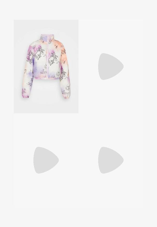 Jachetă puffer scurtă în culori pastelate, cu grafica palmierelor și a soarelui. Include un fermoar frontal și mansete elastice la mâneci și la tiv.; Tricou din bumbac negru, cu o croială lejeră. Are guler rotund și mâneci scurte. Include un mic logo brodat auriu pe piept.; Jeans negri, cu pantaloni evazați, din denim, caracterizându-se prin cusături albe contrastante și închidere cu un nasture în față, având două buzunare frontale înclinate.; Pantofii sport Nike Air Max au un design alb și roz, cu accente de imprimeu leopard, materiale din plasă și piele și o talpă distinctă din cauciuc.