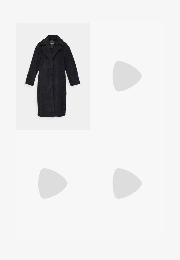 Fekete, hosszú, bolyhos kabát, gallérral, nyitott elülső résszel és hosszú ujjal. Az anyag texturált, plüss hatású. Nincsenek látható zárak.; Világosszürke, hosszú ujjú póló, puha pamutból készült. Szabad, laza szabású, kerek nyakkivágással és finoman ráncolt mandzsettával rendelkezik. Nincs rajta minta vagy grafikák.; Fekete pliszírozott nadrág gumis derekkal. Széles lábakkal rendelkezik, sima, texturált anyagból készült, függőleges csíkokkal.; Magas fekete bőrcipő, vastag platform talppal és blokk sarokkal, húzófüllel és texturált profillal az outsole-on.