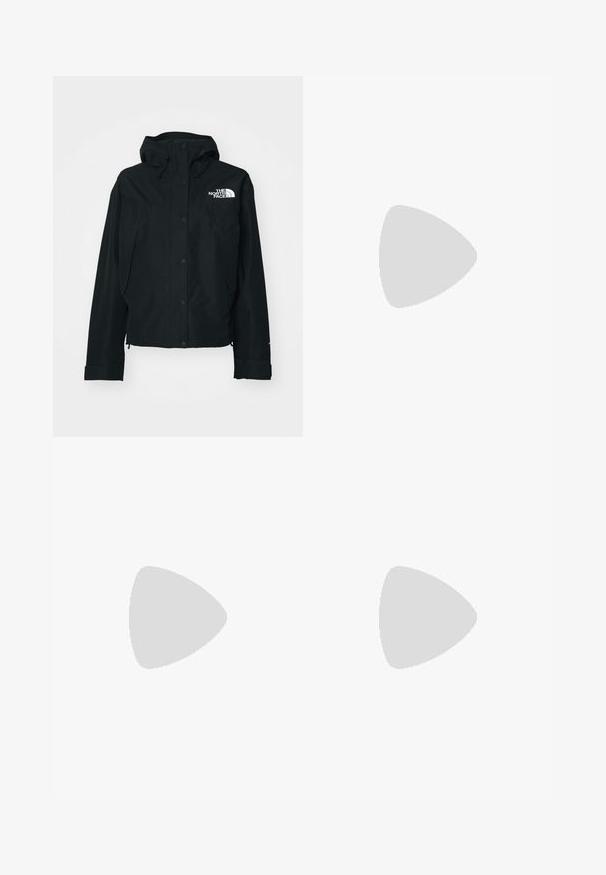The North Face MOUNTAIN JACKET - Ulkoilutakki - black; Valkoinen puuvillapaita; sisältää teräväkärkisen kauluksen, yhden rintataskun ja pyöristetyn helman, joka on pidempi takaa. Sileä pinta.; Valkoiset farkkushortsit, joissa on suora leikkaus, etupocketit, nappikiinnitys ja puhdas, sileä pinta.; Musta juoksukengä, jossa on harmaat yksityiskohdat ja Gore-Tex-materiaali. Ominaisuuksiin kuuluu matala profiili, teksturoitu pohja ja nopea nauhoitusjärjestelmä, joka takaa turvallisen istuvuuden.