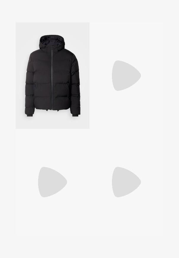 Giacca a vento nera con cappuccio, dotata di zip frontale, due tasche laterali con zip e texture trapuntata per l'isolamento.; Maglietta nera a maniche corte realizzata in un morbido misto cotone, con scollatura a girocollo e un design minimalista senza motivi o dettagli.; Pantaloni di cotone neri con vestibilità dritta, dotati di chiusura con bottone, passanti per cintura e design minimalista. Texture liscia, senza fantasie.; Sneaker in pelle nera a basso profilo con lacci neri e suola avorio, mostrato di profilo su sfondo bianco.