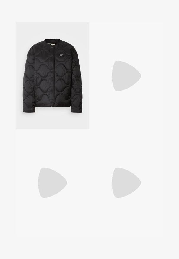 Zwarte pufferjack met een gestikt patroon, ronde kraag, drukknoopsluiting en een logo op de borst. Glad, glanzend materiaal en gevoerde textuur.; Zwart katoenen T-shirt met ronde hals, korte mouwen en blauw geborduurd "Calvin Klein JEANS" logo op de voorkant.; Zwarte wijde spijkerbroeken van denim, met een hoge taille, vijf-pocket stijl en een metalen knoopsluiting met contrasterende stiksels.; Zwarte leren enkelboot met stevige zool, blokhak, rits aan de zijkant en een trekloop achterop op een effen witte achtergrond.