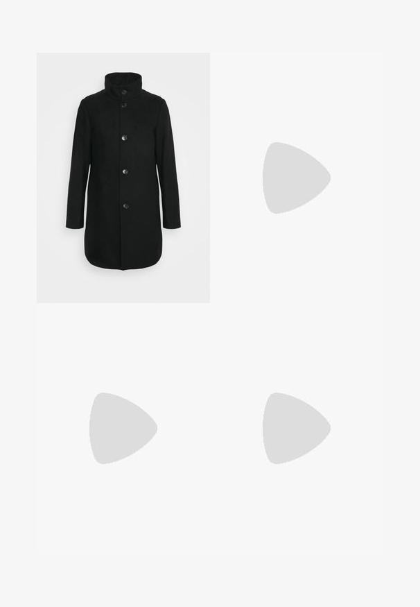 Matinique MAHARVEY - Casaco clássico - black; Camisola de manga longa preta, feita de algodão, com decote redondo, corte largo e punhos canelados. Textura suave sem padrões visíveis.; Calças pretas feitas de tecido suave, com um design de perna reta, dois pregas frontais e uma cintura padrão com passantes para cinto.; Sapato de couro preto com um acabamento suave, bico apontado e design de amarração com seis ilhós, apresentando um salto baixo e detalhes de costura sutis.