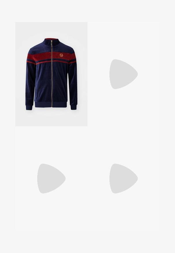 Sergio Tacchini DAMARIND TRACKTOP - Treningsjakke - maritime blue/merlot; Marineblå piké laget av glatt stoff, med en tre-knappers knappestolpe, korte ermer, og en liten hvit Nike-logo på brystet.; Lyseblå treningse shorts med elastisk midjebånd, to side-lommer og en liten hvit logo på nederste høyre front. Glatt tekstur.; Hvite joggesko med teksturert overdel, svart Nike-svaff, polstret krage og en solid gummiyttersåle med mønstrede spor.