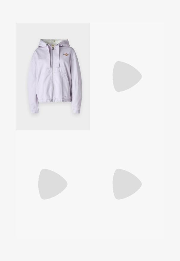 Lilla zip-up hettegenser med myk innerfôr, ribbede mansjetter og hem. Har et brodert logo på brystet og to lommer foran.; Beige bomulls t-skjorte med avslappet passform, rund hals, korte ermer og et lite kvadratisk logo-lapp på venstre brystområde.; Videbeinete blå denimbukser med høy midje, kontraststing, og sidelommer, med et klassisk fem-lommers design og rå kanter.; Svarte baggy denimbukser med frontstingdetaljer, kombinert med hvite og lys rosa sneakers med gummisåler og rosa snørebånd.