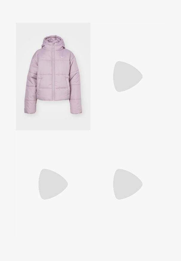 Gai violeta pūkains jaka ar kapuci, ar rāvējslēdzēju, elastīgām piedurknēm un izspiestu Nike logo uz krūšu daļas. Gluda, quilted tekstūra.; Gaiši violets, ar apaļu kakla izgriezumu, džemperis izgatavots no mīksta auduma; tam ir ribotas aproces un apakša, kā arī mazs balts Nike logo uz krūšu.; Balta kokvilnas midi svārki ar taisnu griezumu, sānu iegriezumu un slēptu rāvējslēdzēju. Gluda tekstūra, minimāla dizaina iezīmes un nav pamanāmu rotājumu.; Baltie un sudraba sporta apavi ar sieta un sintētiskajiem materiāliem, ar melniem akcentu līnijām, šņorēm un teksturētām zolem.