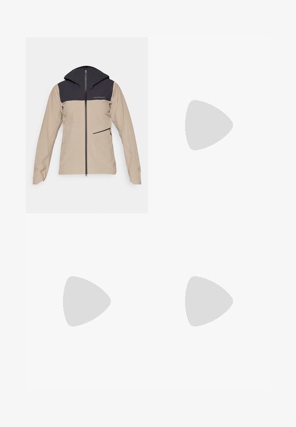 Peak Performance COMMUTER HIPE - Impermeabile - avid beige/black; Maglietta nera corta in cotone, con un logo bianco con accenti curvi e testo "THE NORTH FACE" sul davanti. Maniche corte, colletto alla marinara.; Pantaloni da neve bianchi con un design a gamba dritta, due tasche frontali e due chiusure con bottoni neri. Tessuto testurizzato con dettaglio di branding nero.; Scarpe da ginnastica nere con tomaia in mesh traspirante, suola in gomma, intersuola bianca ammortizzante e lacci riflettenti. Logo Vibram sulla suola.; Borsa tote nera con un design imbottito, chiusura con zip superiore, due manici corti e logo sul fronte; dotata di tasche laterali e spallacci regolabili.