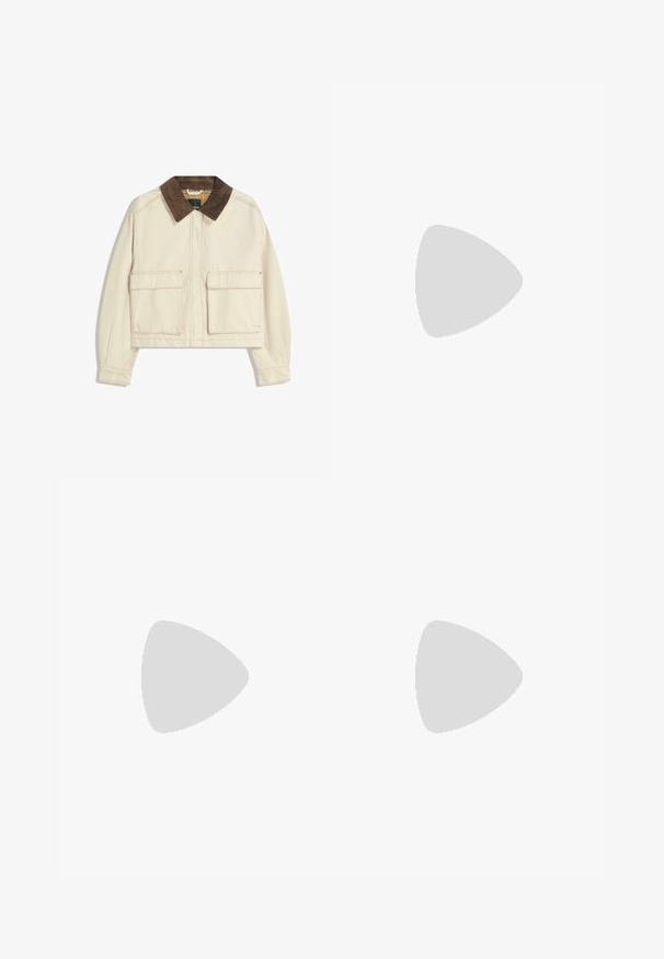 Korte jas van beige katoen met een bruine corduroy kraag, voorzien van twee voorzakken en zichtbare stiksels.; Zwart oversized T-shirt met korte mouwen, ronde halslijn en een rechte zoom. Gemaakt van zacht katoen met een gladde structuur. Alleen achteraanzicht.; Bershka WIDE-LEG - Wide leg - black; Bershka Sandalen met hoge hak - black