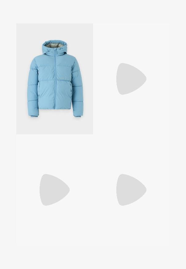 Jack & Jones JORVESTERBRO PUFFER JACKET  - Vinterjakker - mountain spring; Beige bomulds t-shirt med rund hals og korte ærmer. Har et subtilt "Levi's" logo i samme farve på brystet. Blød tekstur.; Hvide bomulds bukser med brede ben og elastisk talje, med en frontknaplukning og sidelommer. Glat tekstur og minimalistisk design.; Hvide sneakers med sorte og grå detaljer, med en tekstureret grå tåhætte, sort gummisål og flade hvide snørebånd. Rent design, minimalistisk stil.