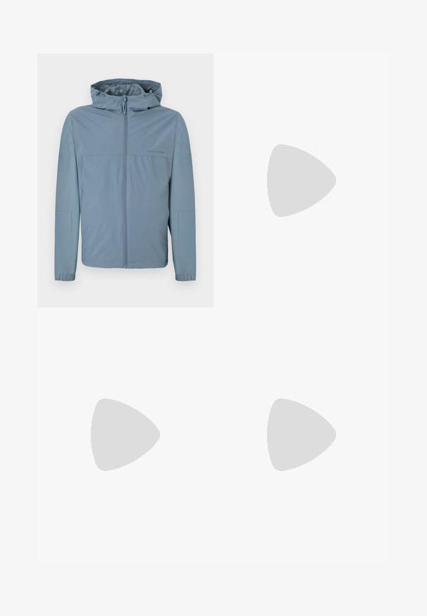 Lys blå, lett jakke med glidelås foran, hette og elastiske mansjetter. Glatt tekstur med et rent design og ingen synlige logoer.; Mørkeblå langermet skjorte laget av lin, med krage som kan kneppes ned, frontlomme og hvite knapper. Wrangler-logo på lommen.; Mørkeblå denimjeans med rette ben, med oransje sømmer, fem lommer og knapplukking i midjen.; Hvit lærsneaker med marineblå hæl, rund tå og kontrasterende brune detaljer. Har flate lisser og teksturert gummisåle.