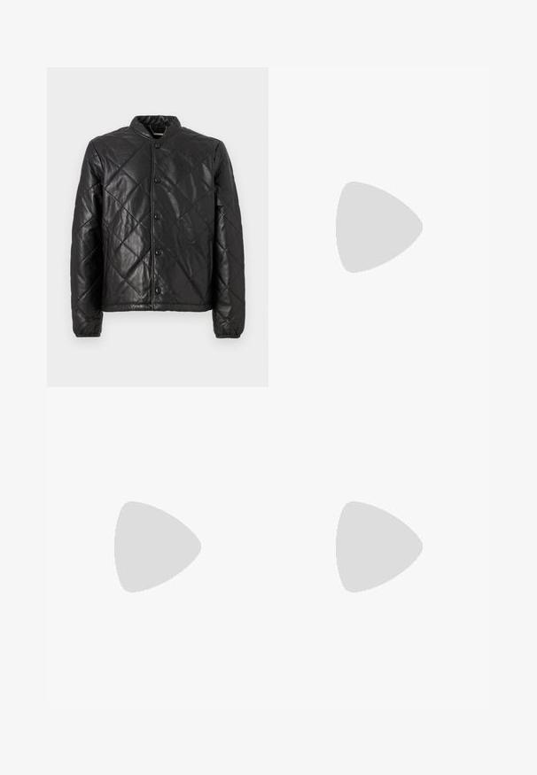 Veste matelassée noire en cuir, avec un col rond, des boutons-pression et des poignets élastiques. La surface a une texture lisse avec un motif en losange.; T-shirt en coton noir avec un col rond, des manches courtes et un logo blanc imprimé sur la poitrine gauche. Design simple, couleur unie.; Jeans en denim bleu foncé avec une coupe droite, dotés de cinq poches, d'une fermeture à bouton et de détails de surpiqûres contrastants.; Baskets en cuir blanc avec une finition texturée, bout rond, semelle en caoutchouc beige et six œillets pour lacets gris, avec un discret logo sur le côté.
