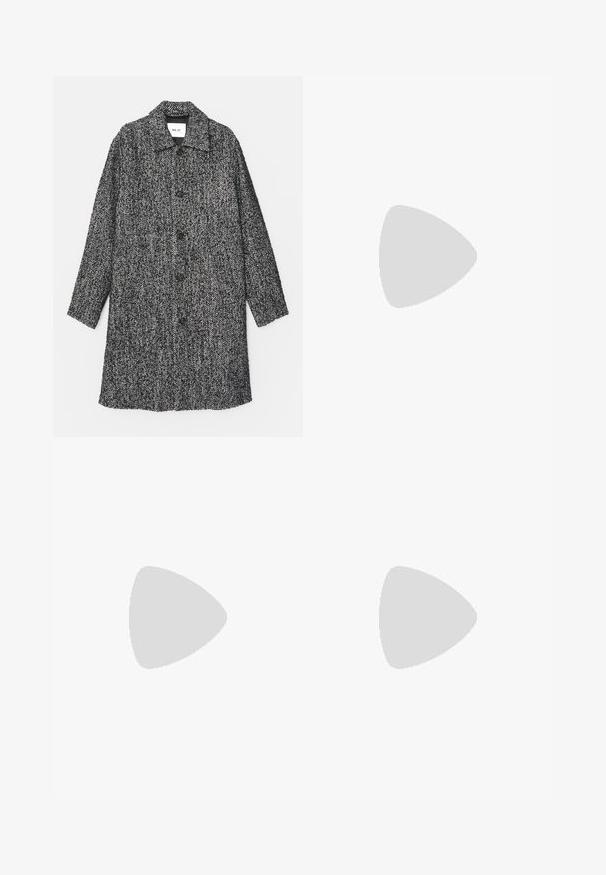 NN.07 FRANCO - Cappotto classico - black; T-shirt oversize nera a maniche corte con scollatura rotonda e etichetta del marchio Filippa K visibile all'interno del colletto.; Pantaloni neri a vita alta con gamba larga, realizzati in tessuto liscio. Presentano pieghe frontali e passanti per cintura. Design minimalista, senza hardware visibile.; Sneaker in suede nero con suola in gomma bianca, caratterizzato da cuciture tonali e design con lacci. Texture liscia con una forma moderna e aerodinamica.