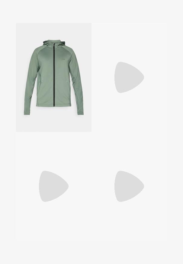 Grøn, letvægts zip-jakke med hætte, med sort lynlås og detaljer, lavet af glat, strækbart materiale. BOSS-logo på brystet.; Sort bomulds T-shirt med rund halsudskæring, korte ærmer og et lille grønt krokodille-logo på venstre bryst. Glat tekstur, afslappet design.; Hvide sweatsbukser med elastisk talje, udstyret med sorte sidestriber og manchetter. Lavet af blødt stof med en glat tekstur.; Sort atletisk sko med en struktureret overdel, tre vandrette striber og en hvid sål med et mønstret slidbane. Letvægts- og strømlinet design.