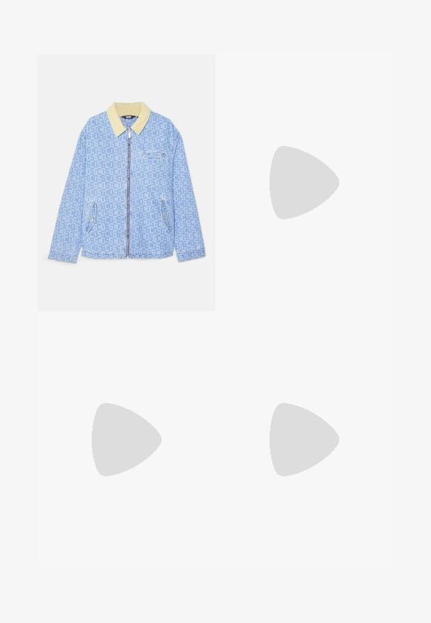 Giacca in denim azzurro chiaro con colletto giallo, caratterizzata da un motivo logo ripetuto, chiusura con zip e tasche frontali.; Polo knit in verde chiaro con motivo a trecce, maniche corte, placca con tre bottoni e colletto e orlo a coste.; Pantaloni flared a righe marroni con una texture liscia, dotati di una vita con passanti per cintura e pieghe pressate nella parte frontale.; Sneaker marrone con una combinazione di materiali in suede e canvas, dotato di un logo Nike swoosh bianco e di una suola in gomma testurizzata.; Orecchini a croce in oro con una finitura liscia e un gancio appeso, caratterizzati da un design semplice e allungato. Ogni croce è uniforme in dimensione.