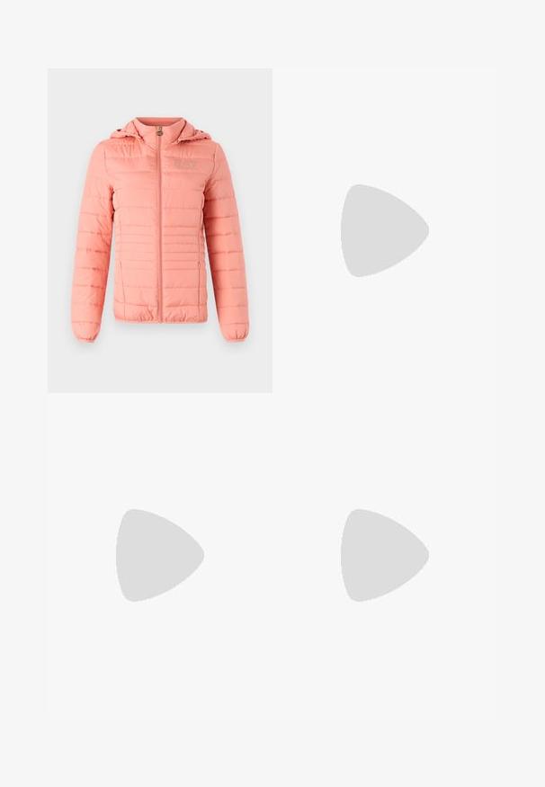 Lys rosa pufferjakke med glidelås og hette. Har horisontale quiltede paneler og en logo på øvre venstre side. Myk tekstur.; Svart kortermet t-skjorte med rund hals. Har "AX" logo og "ARMANI EXCHANGE" tekst i kontrastfarger i hvitt og metalliske aksenter. Myk stoff.; Svart vid bukse med snøring i midjen, sidelommer, myk stoff og et elegant design.; Off-white lav top sneaker med snøring, hvit innvendig fôr og subtilt flerfarget trim langs sålekanten, sidevisning.