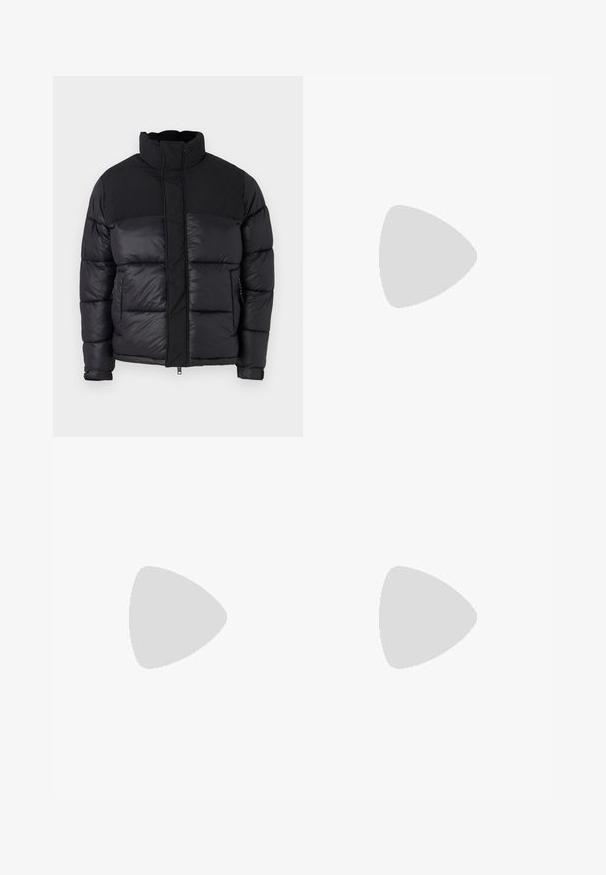 Jack & Jones JORSILAS PUFFER JACKET - Zimní bunda - black; Dvě košile s krátkým rukávem: jedna jednobarevná černá, druhá bílá s černými vertikálními pruhy. Obě mají zapínání na knoflíky a klasický límeček.; Černé džíny s rovně střiženými nohavicemi, designem pěti kapes a předním zapínáním na knoflík. Hladký povrch s minimem švových detailů.; Černé kožené mokasíny s kulatou špičkou, zdobené prošitím, s nízkou platformou a texturovanou gumovou podrážkou s drážkováním.