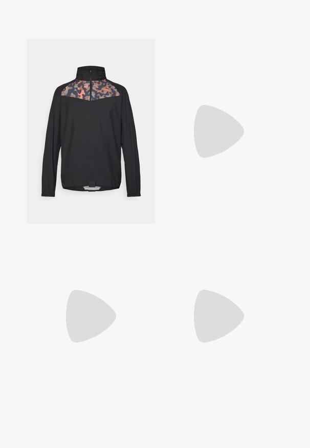 Svart sportsjakke med høy krage, halv-glidelås og overdel med kamuflasjemønster i nyanser av grått, oransje og grønt.; Svart bomull T-skjorte med korte ermer, med en oransje slange-logo på øvre venstre og et mønstrete akzent på nederste venstre.; Svarte stretchy bukser med en tettsittende design, elastisk midje og glidelåslommer. Jevn tekstur med en svakt skinnende overflate.; Høye idrettssko med svart nettverksutside og beige detaljer. Teksturert gummisåle og logo på siden.