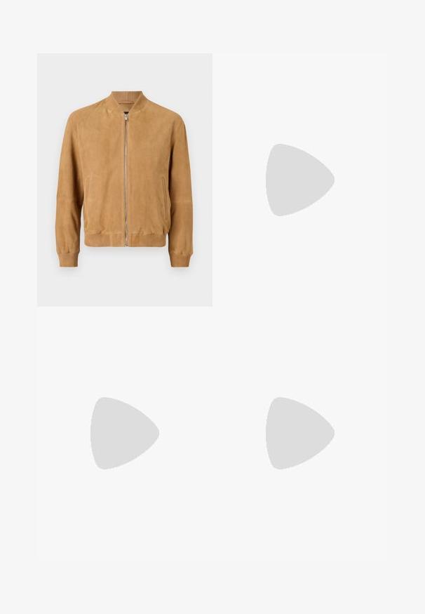 Casaco bomber em camurça castanho claro com fecho frontal em zip, colarinho e punhos ribados, e bolsos laterais; textura suave com detalhes de design mínimos.; Camisa polo de mangas longas em bege claro, feita de um tecido suave, com colarinho polo, pala de botão de dois e um pequeno logotipo no peito.; Jeans de denim azul escuro com corte reto, apresentando costuras laranjas, fecho zip e bolsos frontais. Textura suave e cintura padrão.; Sapatilha branca com um cabedal em couro liso e de perfil baixo. Apresenta um bico redondo, seis ilhoses e uma sola de borracha texturizada.