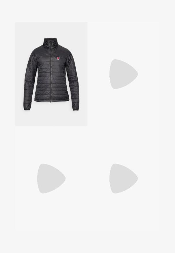 Schwarze isolierte Jacke mit hohem Kragen, gestepptem Muster und einem Reißverschluss. Verfügt über ein kleines rotes Emblem im linken Brustbereich.; Langärmliges graues Shirt aus strukturiertem Stoff, mit einer dunkelgrauen Brusttasche und einem Reißverschluss. Logo in Weiß auf der Tasche.; Schwarze Outdoor-Hosen mit elastischem Bund und kleinem Logo-Patch am rechten Oberschenkel, vor einem weißen Hintergrund präsentiert.; Schwarzer Laufschuh mit einem synthetischen Obermaterial, strukturiertem Design, grauen Akzenten und einer Gummisohle mit einem detaillierten Profil.