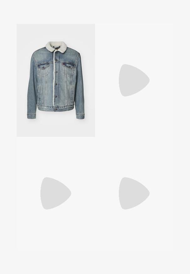 Veste en denim bleu avec col en shearling, dotée d'une fermeture à boutons, de deux poches poitrine et d'une texture légèrement délavée.; T-shirt en coton noir à manches courtes, col ras du cou, avec un logo carré blanc sur la poitrine comportant le texte "The North Face" et un design courbé.; Shorts en denim bleu clair avec une coupe décontractée, dotés de cinq poches, de passants de ceinture et d'une texture décolorée. L'ourlet est roulé et cousu.; Baskets noires en suède et cuir, avec un logo bleu et une semelle en caoutchouc marron. Associées à des chaussettes grises et un pantalon en velours côtelé.