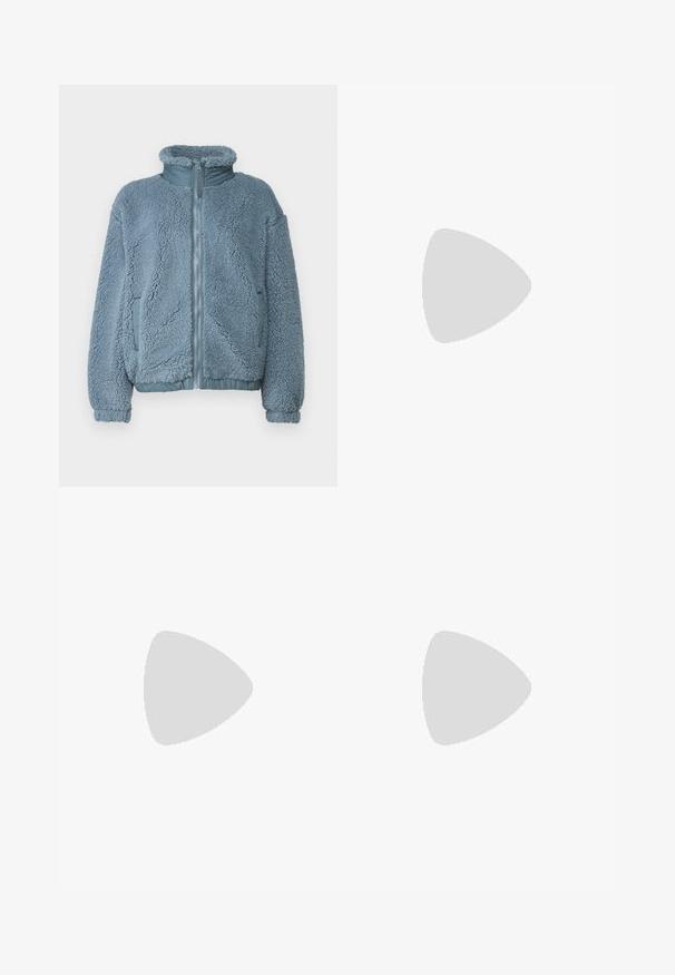 BDG Urban Outfitters OLIVE BOXY  - Polárdzseki - blue; Kékeszöld kapucnis pulóver, zsinóros kapucnival, hosszú ujjakkal és bordázott mandzsettákkal. Puha anyagból készült, laza illeszkedéssel.; Középkék, magas derekú, bővülő farmernadrág öt gombbal és rojtos szegéllyel. Az alján világosabb passzé található, és elhalványult textúrájú.; Világosszürke sportcipő velúr és hálós anyagból, három fehér csíkkal, kerek orral és gumi talppal. Arany logó dísz a fűzők közelében.; Ezüst karika fülbevalók csavart kialakítással, fényes felülettel és fülbevaló tűzáras zárással. Átmérőjük körülbelül 3 cm.