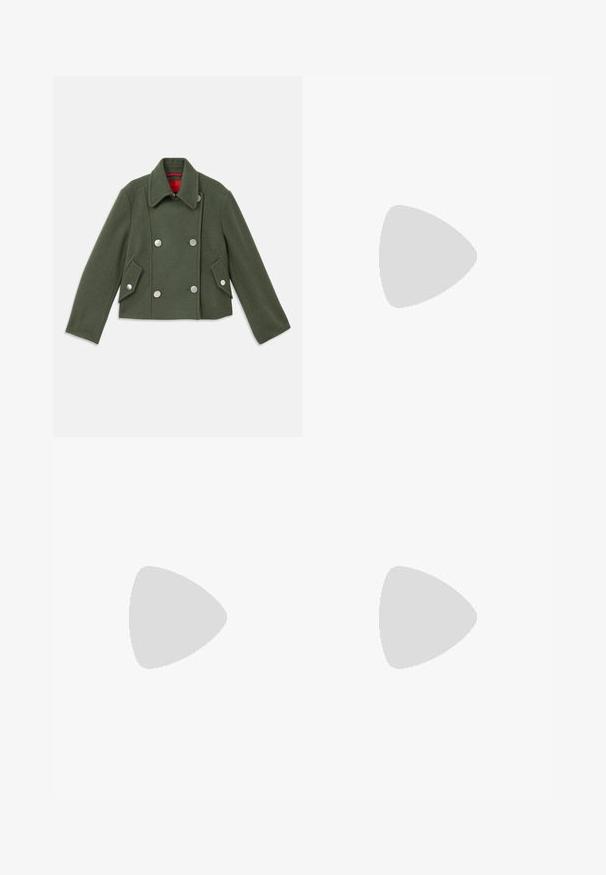 Veste croisée en mélange de laine vert foncé avec des boutons ronds argentés, col cranté et deux poches avant angulaires. Détail de doublure rouge.; Pull en maille noir à manches longues, col rond, avec un petit cœur blanc sur la poitrine. Texture douce et poignets et ourlet côtelés.; Pantalons rayés bleu foncé à taille haute, avec une coupe large et sans matériel ni embellissements visibles. Texture lisse et ajustement ajusté.; Bottine en cuir noir avec un bout rond, un talon carré, une fermeture éclair sur le côté et des coutures décoratives sur l'empeigne. Texture lisse, design classique.; Pochette en cuir beige plissé avec un cadre en métal argenté, dotée de deux fermoirs ronds décoratifs et d'une chaîne en argent.
