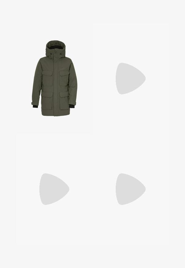 Kurtka parka w ciemnozielonym kolorze, z wodoodpornym materiałem zewnętrznym, wieloma kieszeniami z przodu, regulowanym kapturem oraz elastycznymi mankietami dla lepszej izolacji.; Biała koszulka z długim rękawem wykonana z bawełny, z okrągłym dekoltem. Posiada małe czarne logo na piersi. Gładka faktura, regularny krój.; Czarne spodnie cargo wykonane z lekkiego, wodoodpornego materiału; posiadają elastyczny pas, liczne kieszenie zapinane na zamek oraz zwężane nogawki.; Czarne buty outdoorowe wykonane z siateczki i materiału syntetycznego, z fakturowaną cholewką, zabezpieczonym systemem sznurowania i solidną podeszwą, na skalistym terenie.