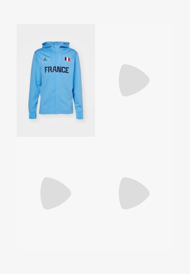 Blå hættebluse med en struktureret ribbet design, "FRANCE" i sort, et lille fransk flag og et logo på venstre bryst.; Nike sort bomulds t-shirt med en klassisk rund hals, korte ærmer og et diskret, præget logo på brystet. Glat tekstur.; Sorte shorts med snoretræk i taljen, letvægtsstof med en glat tekstur og et simpelt design uden synlige logoer eller mønstre.; Sorte træningssko med tekstureret stof og gummisåler, udstyret med elastiske snørebånd og en blå detalje på hælen. Bæres med lyse denimbukser.